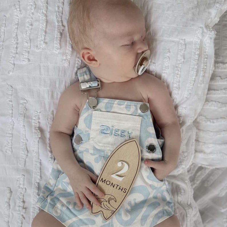 Baby Milestone Cards – Wooden Monthly Milestone 2 Discs with 11 Interchangeable Numbers, Minimalist Surfboard Baby Photo Props for Newborn Photography, 4 Inch
